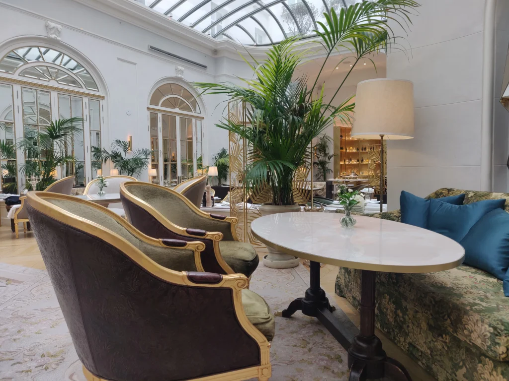 Salón elegante de hotel de lujo en Madrid