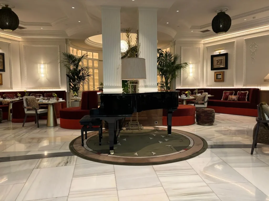 Interior elegante de hotel de lujo en Madrid