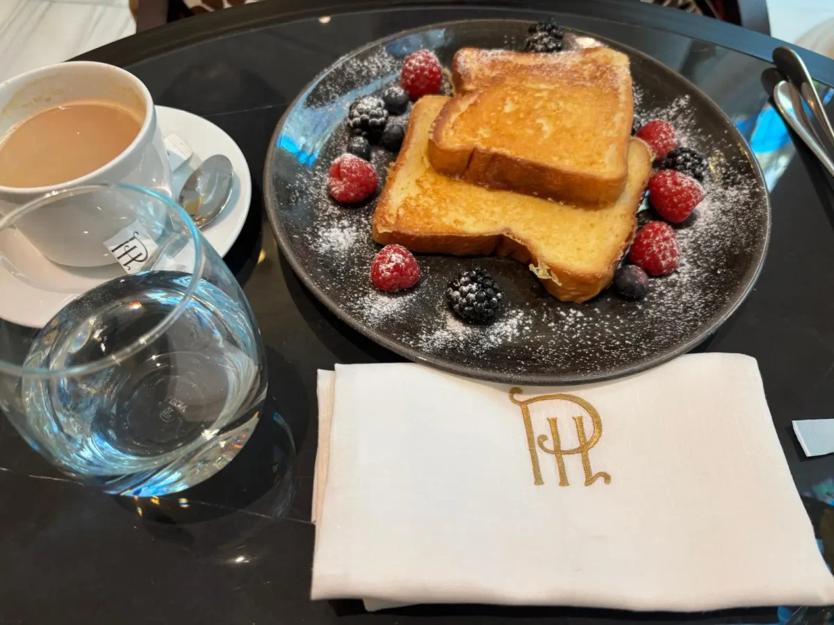 Interior del Hotel Palace Madrid con techos de cúpula de cristal y mesas de desayuno