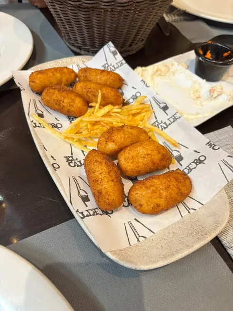 Croquetas caseras de jamón ibérico con patatas paja en el restaurante El Caldero de Madrid