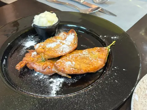 Paparajote murciano, hoja de limón frita con azúcar, postre del restaurante El Caldero de Madrid
