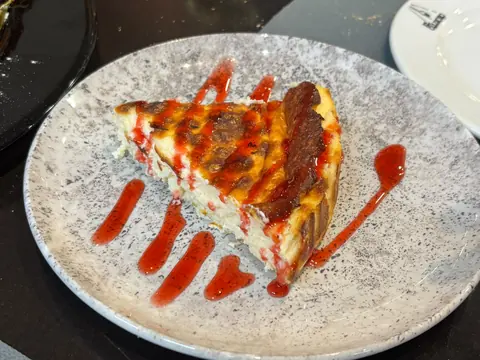 Tarta de queso con coulis de fresa en el restaurante El Caldero de Madrid