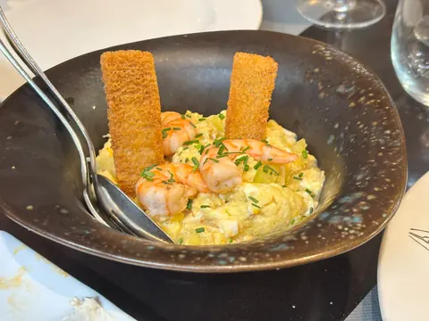 Zarangollo murciano, revuelto de gambas con cebolla, en el restaurante El Caldero de Madrid